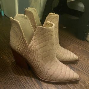 Like New Vince Camuto Gigietta Bootie (7.5)